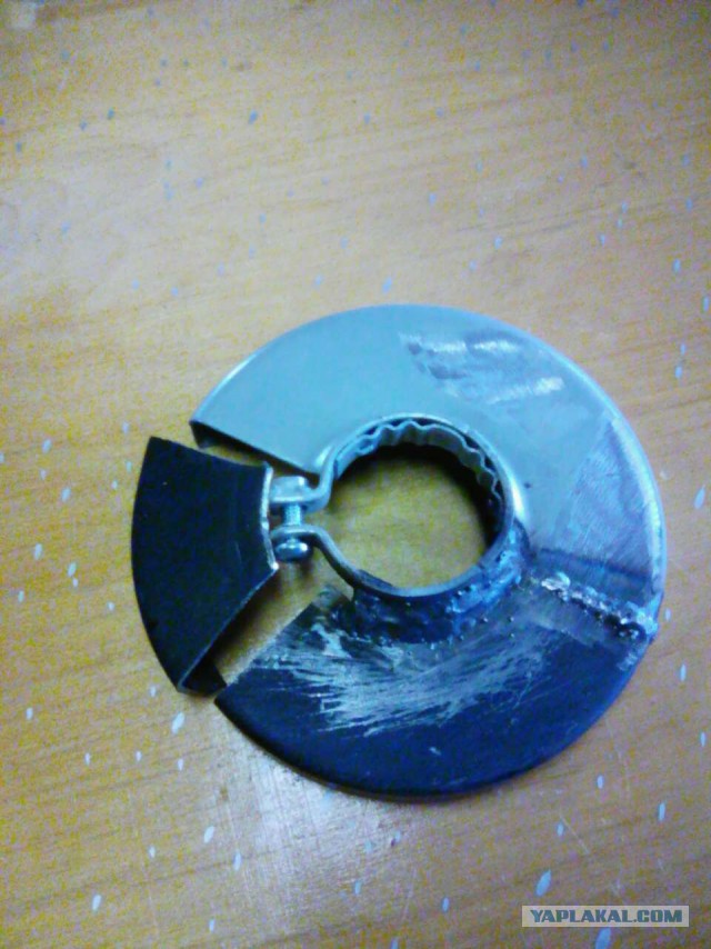 Насадка на шлифмашинку для подключения пылесоса.