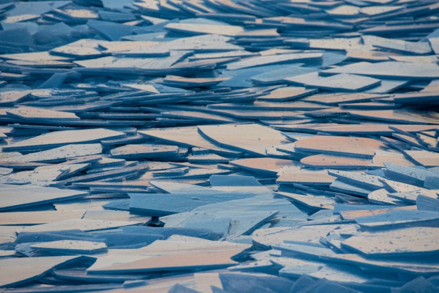 Замерзшее озеро Мичиган разбилось на миллион осколков