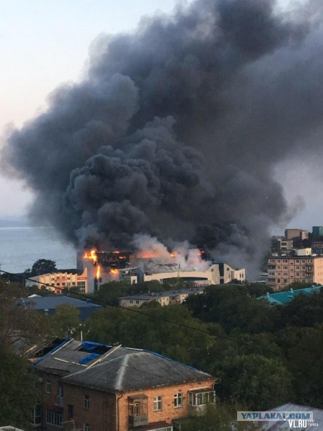 Крупный пожар полыхает во Владивостоке в ТЦ «Максим»