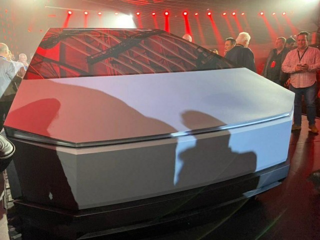 Илон Маск представил миру электропикап Tesla Cybertruck