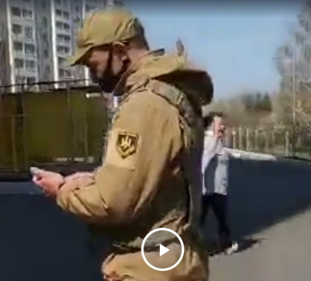 Девушка, почему без маски?