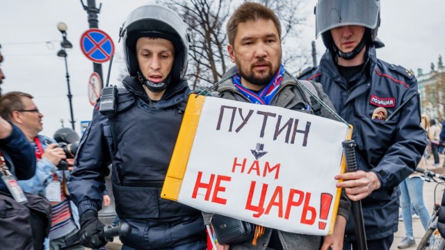 Обращение Путина от 30 июня перед голосованием по поправкам в Конституцию на фоне Ржевского мемориала в Тверской области