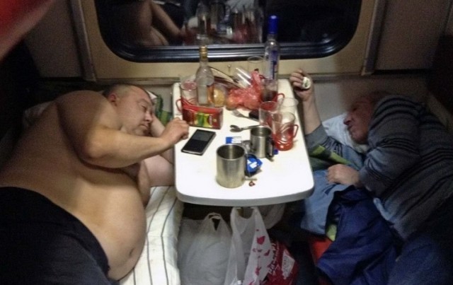 Россиян предложили лишать права на проезд в поезде за распитие спиртного
