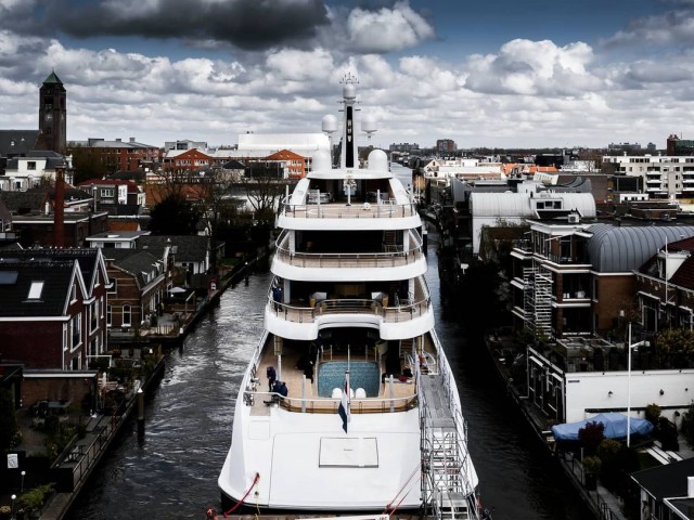 Впечатляющие кадры: большая яхта маневрирует по узким каналам в Нидерландах