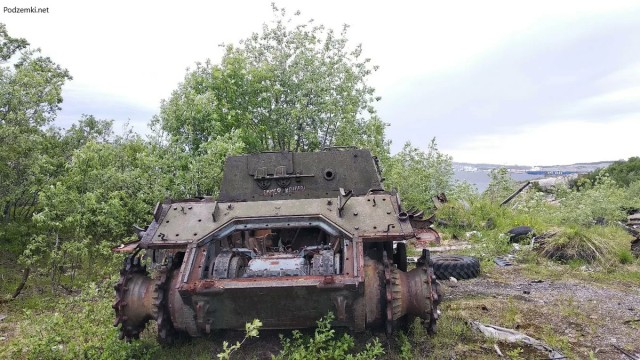 Заброшенные танки ИС-2М с башнями КВ и самоходки ИСУ-152