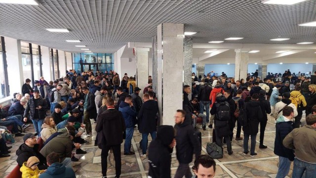 Толпа мигрантов у здания ГИБДД: Новый закон заставляет стоять в очереди до утра