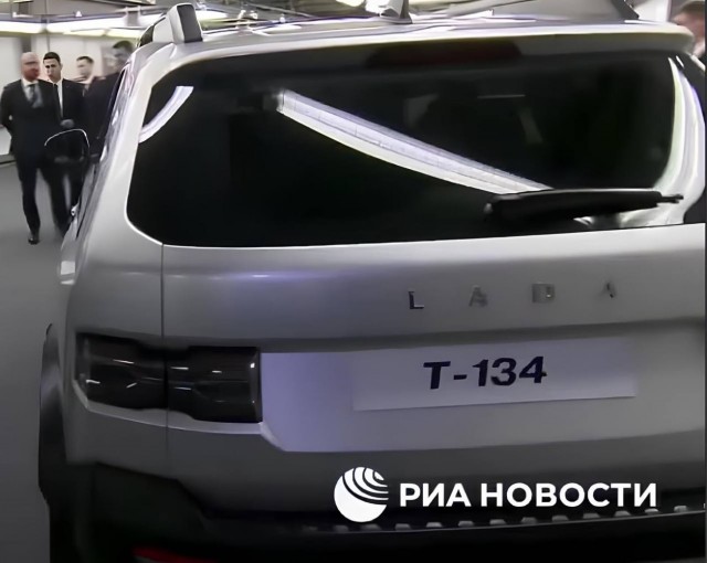 АвтоВАЗ показал сразу две новинки — кроссоверы Lada B+ Cross и Lada T-134