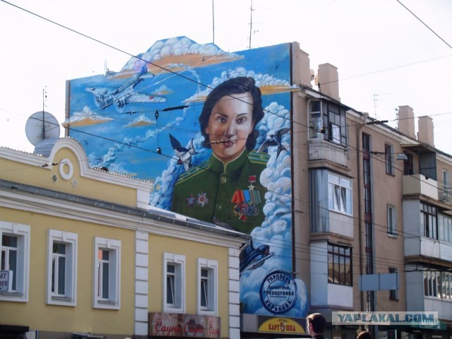 Украсили стену