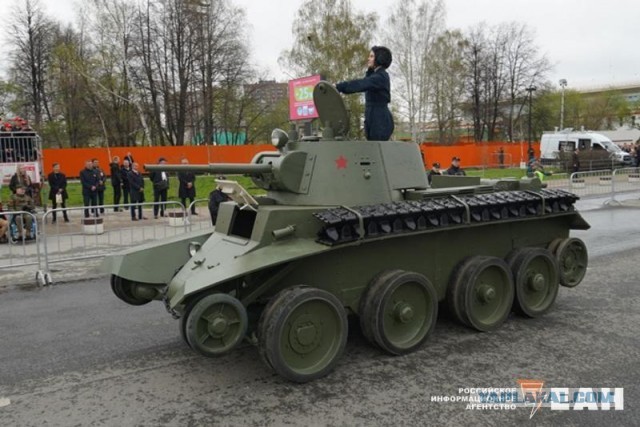 Торжественное шествие раритетной техники в День Победы прошло в Верхней Пышме. Фото