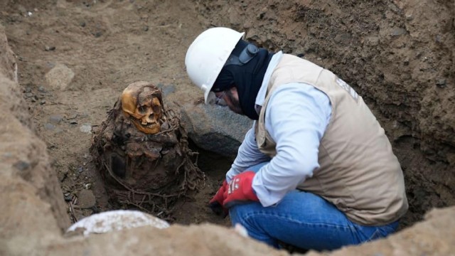 Рабочие в Перу нашли на стройке две мумии, которые пролежали в земле около тысячи лет
