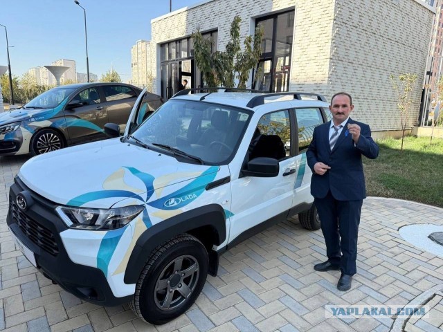 Матвиенко передала новые авто русскоязычным школам в Душанбе