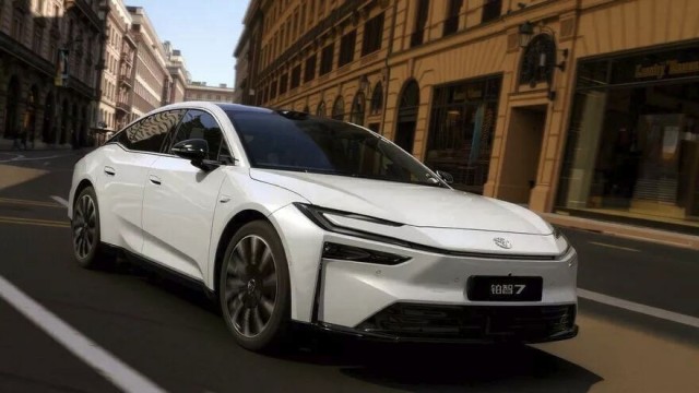Новый электроседан Toyota bZ7 пользуется бешенным спросом в КНР из-за низкой цены (1,6 млн рублей в базе)