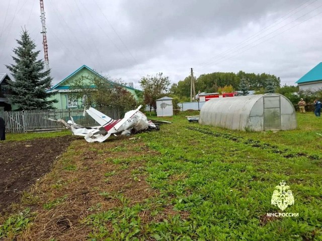 Самолёт рухнул в огород частного дома в Татарстане