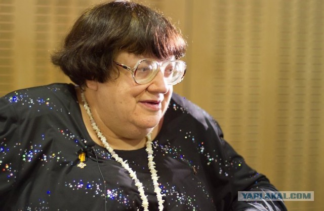 Полиция задержала женщину за желто-синий шарфик