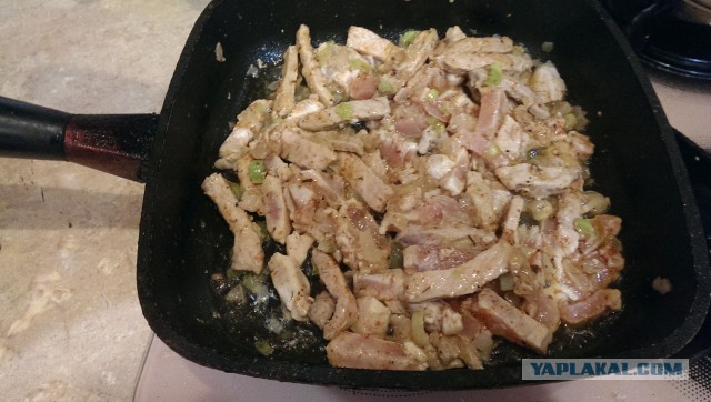 Драники в горшочках с мясом и грибами.