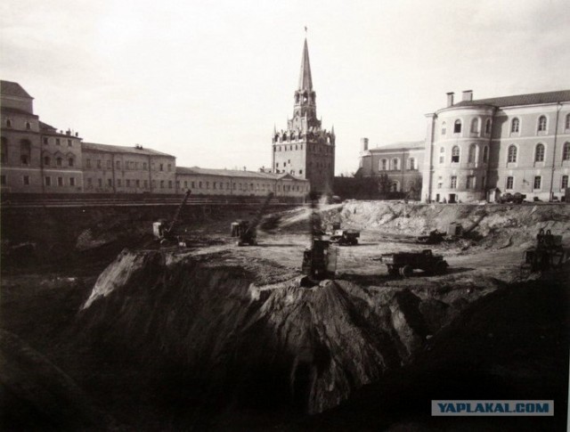 Московский Кремль: уничтожить историю и память