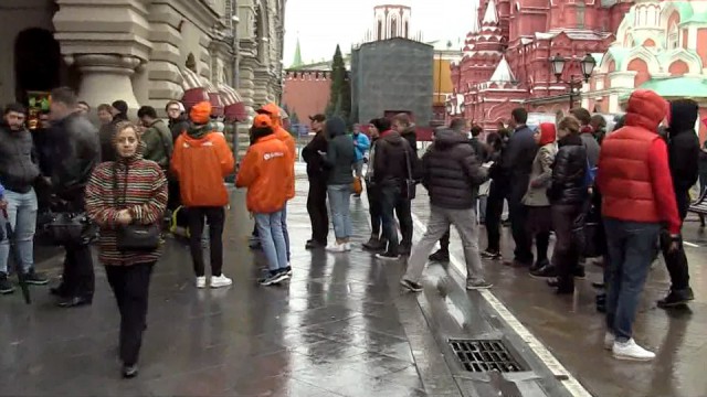 Сотни "зомби" собрались на Красной площади в ожидании старта продаж iPhone 7