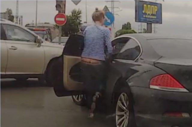 Одна Киска на ВАЗе бортанула другую Киску на тонированном BMW... Что делать?