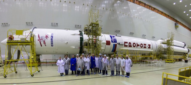 Илон Маск поделился кадрами с Falcon Heavy на стартовой площадке