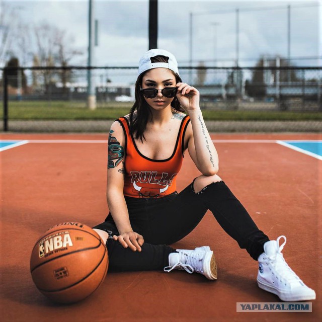 Девушки с татуировками. Одетые и не совсем.