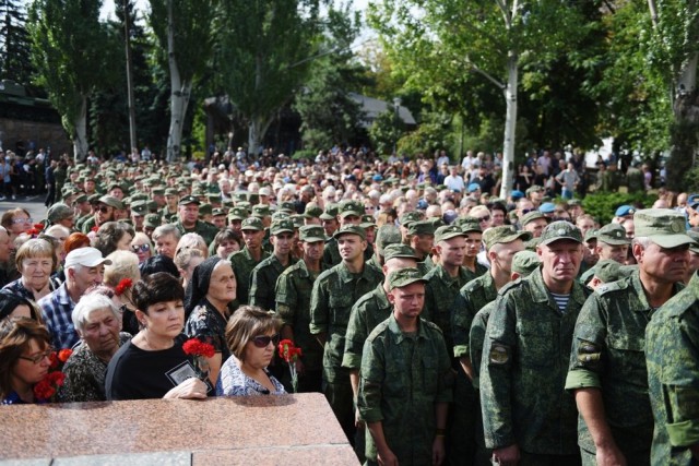 На прощание с Захарченко в Донецке пришли более 120 тысяч человек