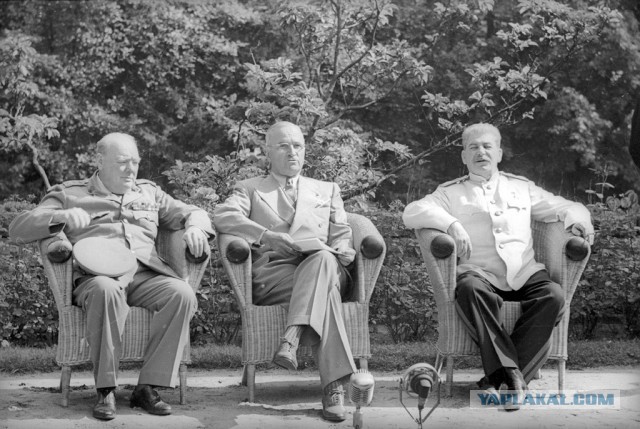 Президент США Г.Трумэн стоит по стойке и ждёт... пока ему предложат присесть!
