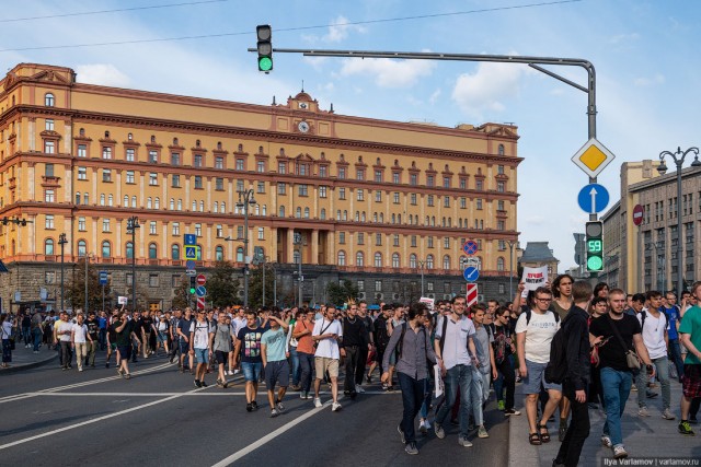 Фоторепортаж: Столкновения с ОМОНом и задержания в центре Москвы