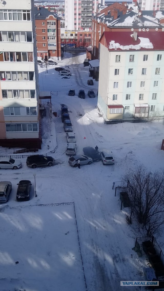 Давайте фото у кого какой вид из окна на оживленные улицы городов в настоящий момент