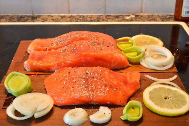 Кулинария: Камчатская семга на кедровой дощечке.