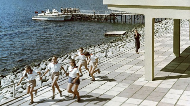 Первая любовь, дискотеки и приключения после отбоя: как отдыхали советские дети в пионерлагерях