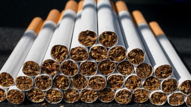 Госдума приняла закон о запрете перевозить более 200 сигарет без акцизов