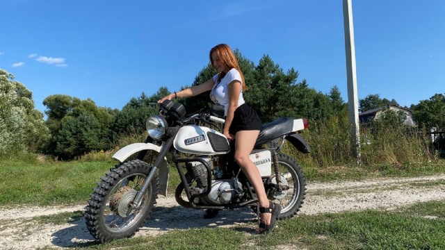 Эх, плюнуть бы на всё и уехать к Алине в деревню