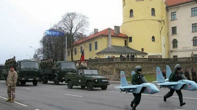 Латвийские военные в центре Риги пугают стрельбой своих граждан
