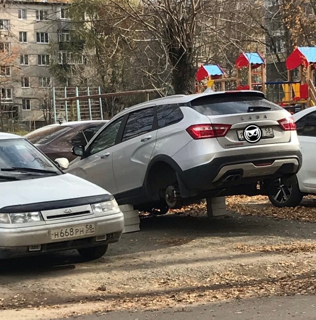 В России снова участились случаи воровства колес с Весты Кросс