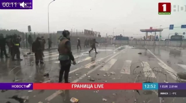 Мигранты на польско-бел. границе ломают ограждения и бросают в польских пограничников камни. В ответ летят светошумовые гранаты