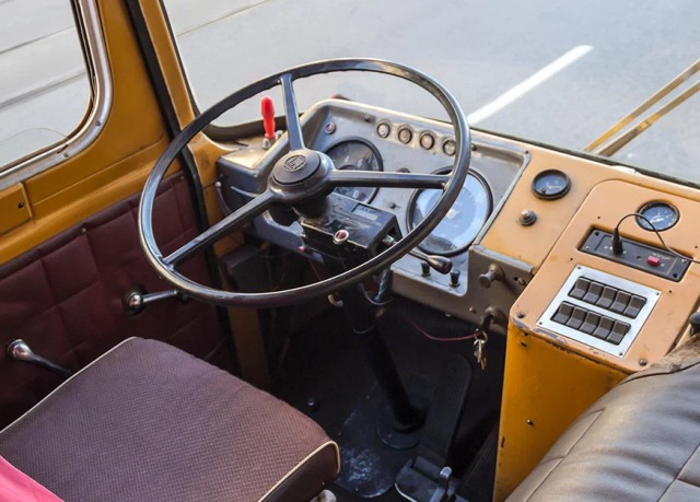 Зачем водители советских автобусов перематывали руль пластиком, и где они его брали