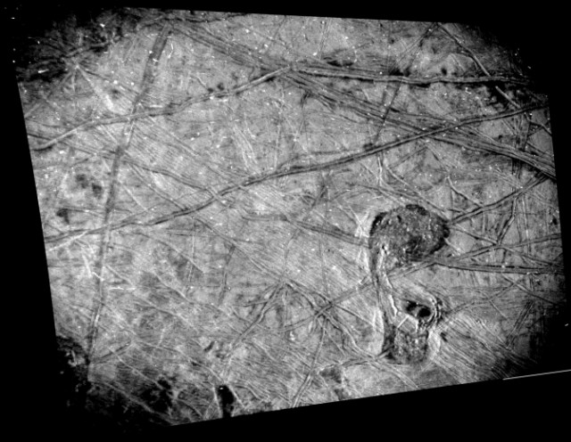 Космический аппарат «Юнона» сделал сверхчеткие снимки Европы - ледяной луны Юпитера