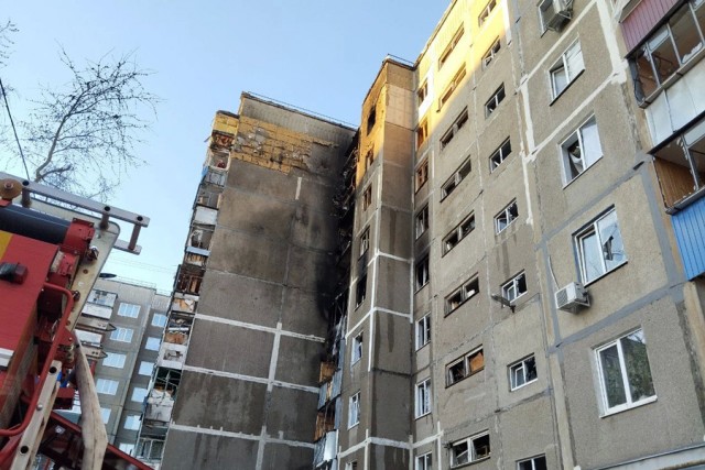 Кадры с попавшими под массированный удар дронов домами в Курске