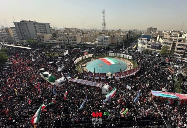 В Иране проходят похороны учёных-ядерщиков, военных и мирных женщин, погибших во время ударов Израиля, — местные СМИ