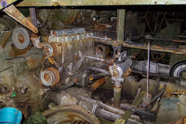 Заброшенные в лесу БТР-ы связистов с дорогими платами внутри