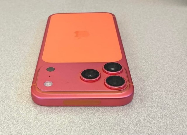 «Я хотел оранжевый, а не розовый iPhone». Некоторые владельцы iPhone 17 Pro Max жалуются, что оранжевые смартфоны меняют цвет на розово-золотой