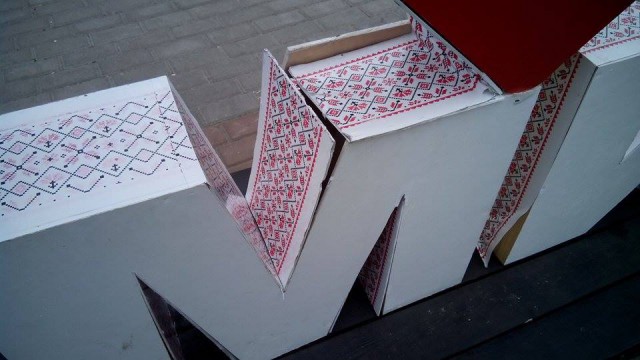 Женщина пятой точкой совершила акт вандализма