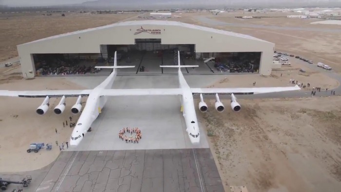 Самый большой в мире самолет совершает первый полет