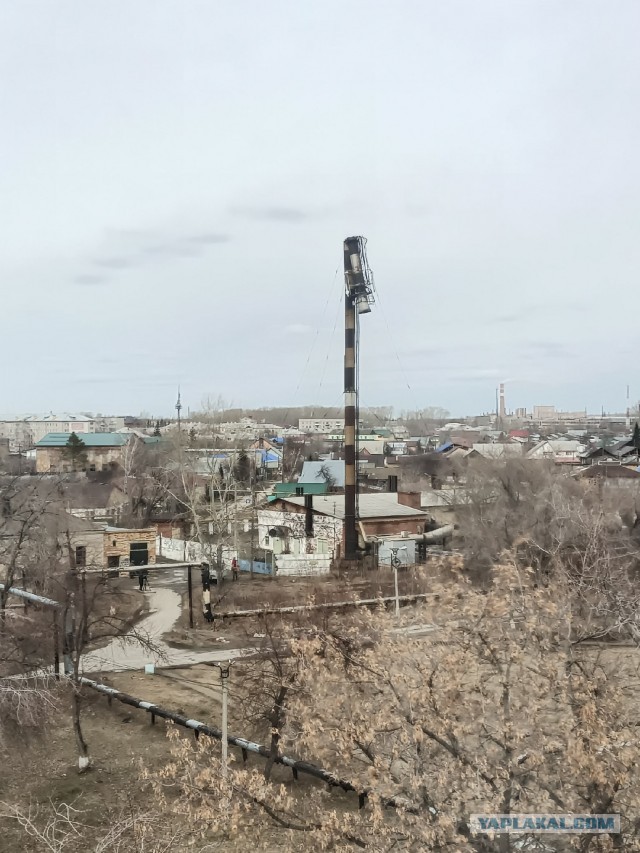 В Кокшетау, Казахстан, немного ветрено и сорвало крышу