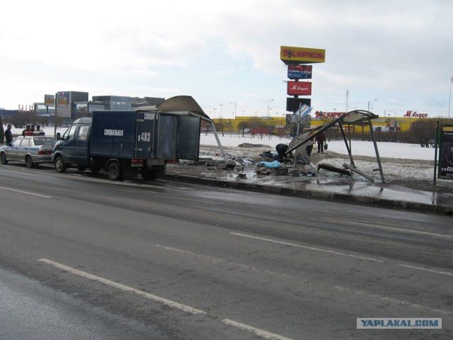 Женщина снесла остановку общественного транспорта