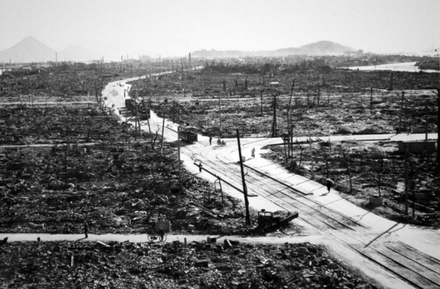 Хиросима до и после атомной бомбардировки, 1945 год.