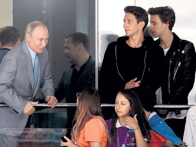 Путин наградил медалью 23-летнего сына владельца «Русской медиагруппы» «за большой вклад в развитие отечественной культуры».