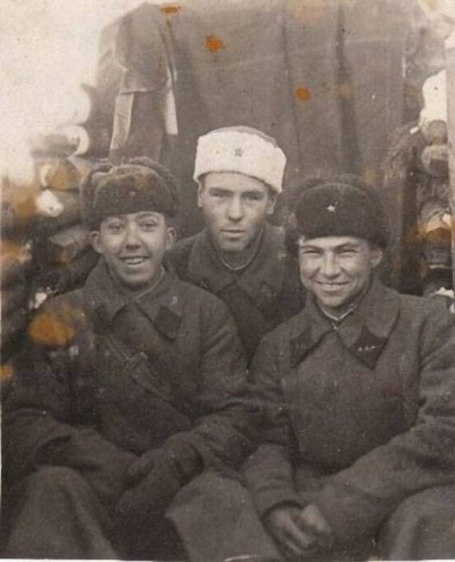 18-летний артиллерист Юрий Никулин во время финской войны, СССР, 1940 год.