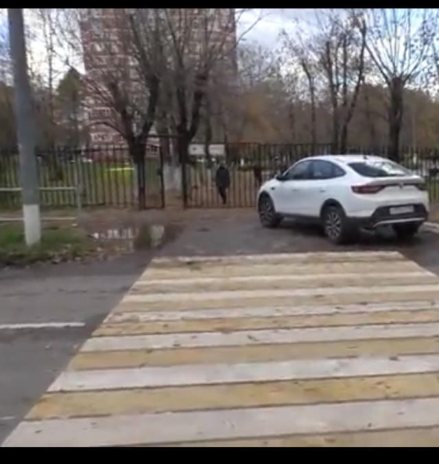 Борзый водитель угрожает и хватается за дубинку