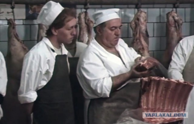 Врачи борются за жизнь питерского мясника, который получил жуткую травму — его грудную клетку пробил соскользнувший крюк